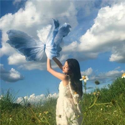 街头实拍：当红小花素颜现身菜市场，公司火速否认